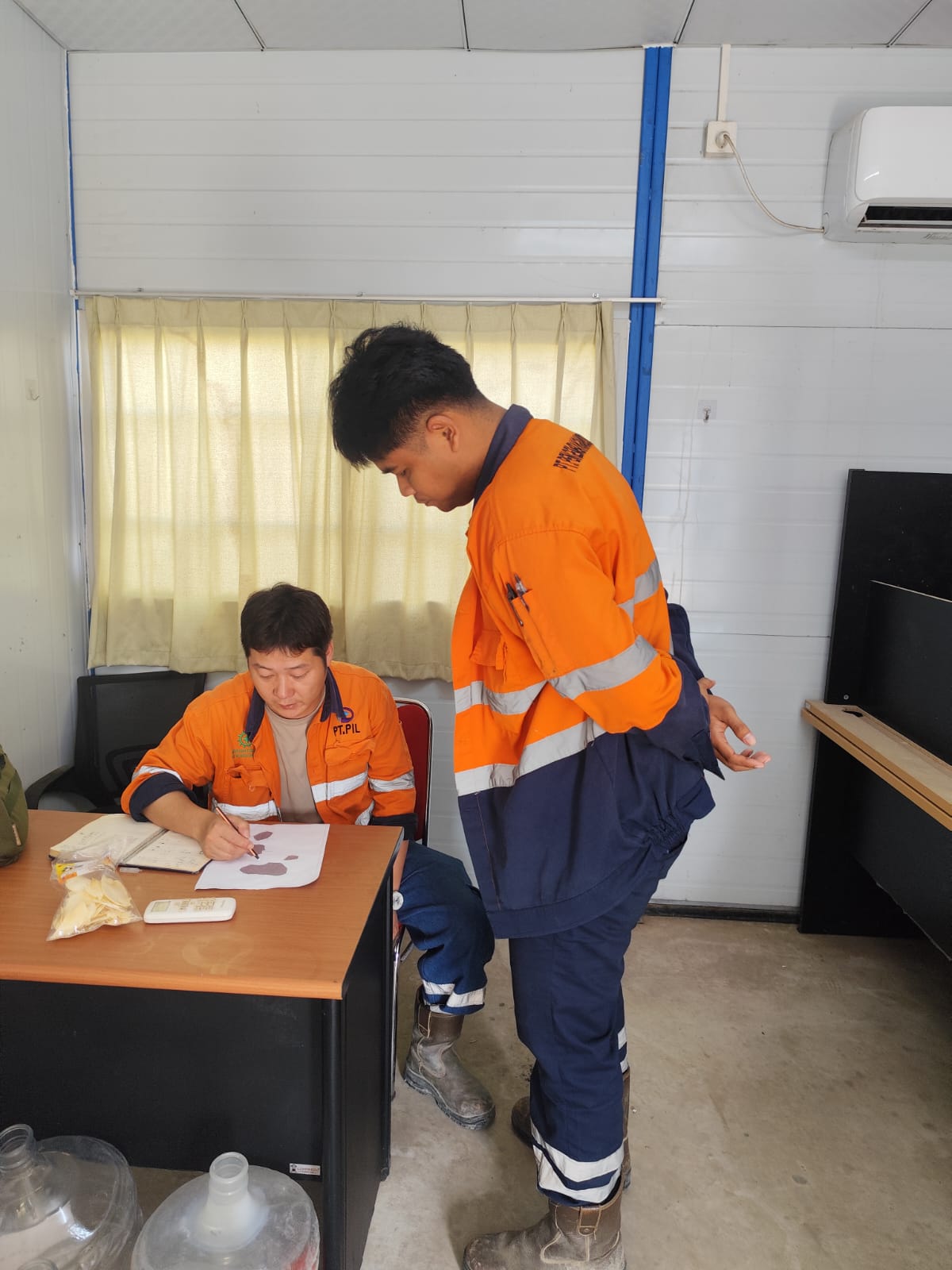 Teknisi elektrikal PT KSBI memeriksa wiring dan modul kontrol inverter Siemens S120 di ruang MCC tapak proyek
