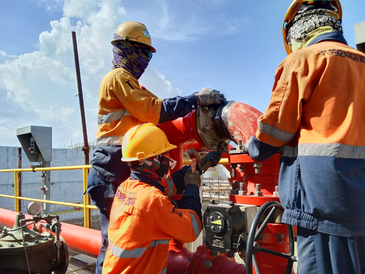 Fabrikasi dan pemotongan spool pipa pendukung jalur dewatering tapak industri oleh fitter PT KSBI