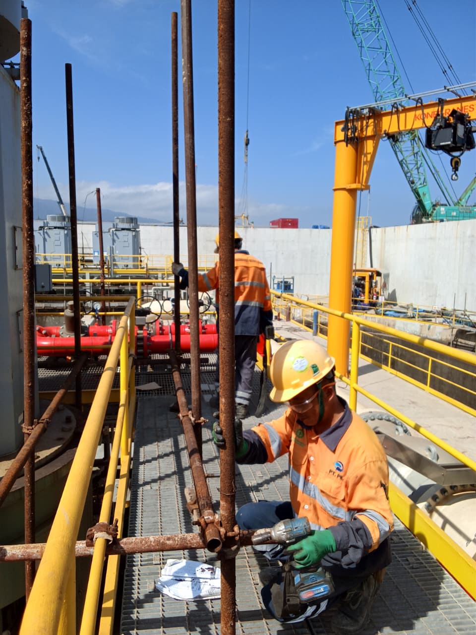 Pemasangan struktur perancah scaffolding pada platform instalasi industri tambang dengan standar K3 PT KSBI