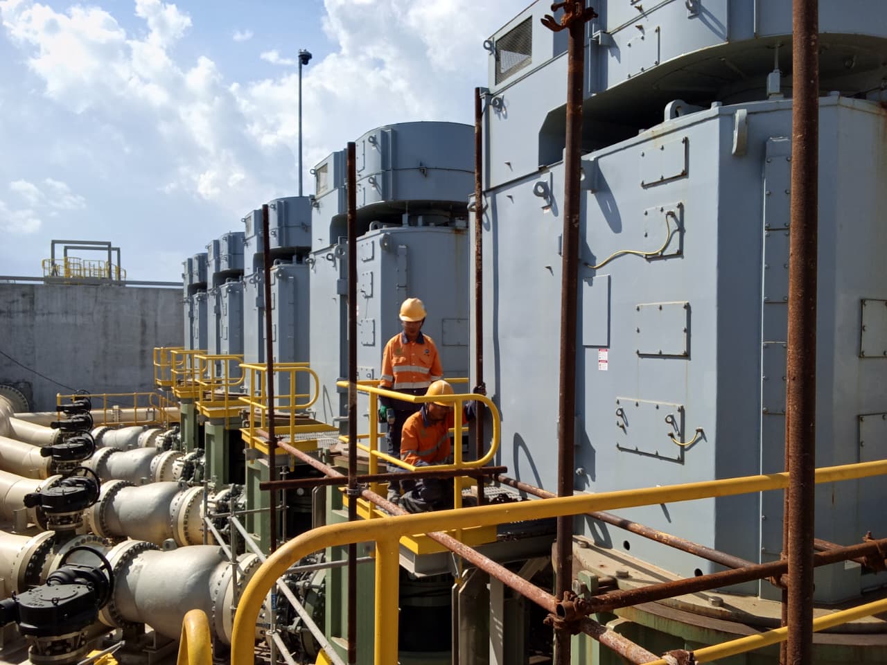 Deretan unit pompa slurry industri dan manifold pipa berdiameter besar di site pemrosesan tambang PT KSBI