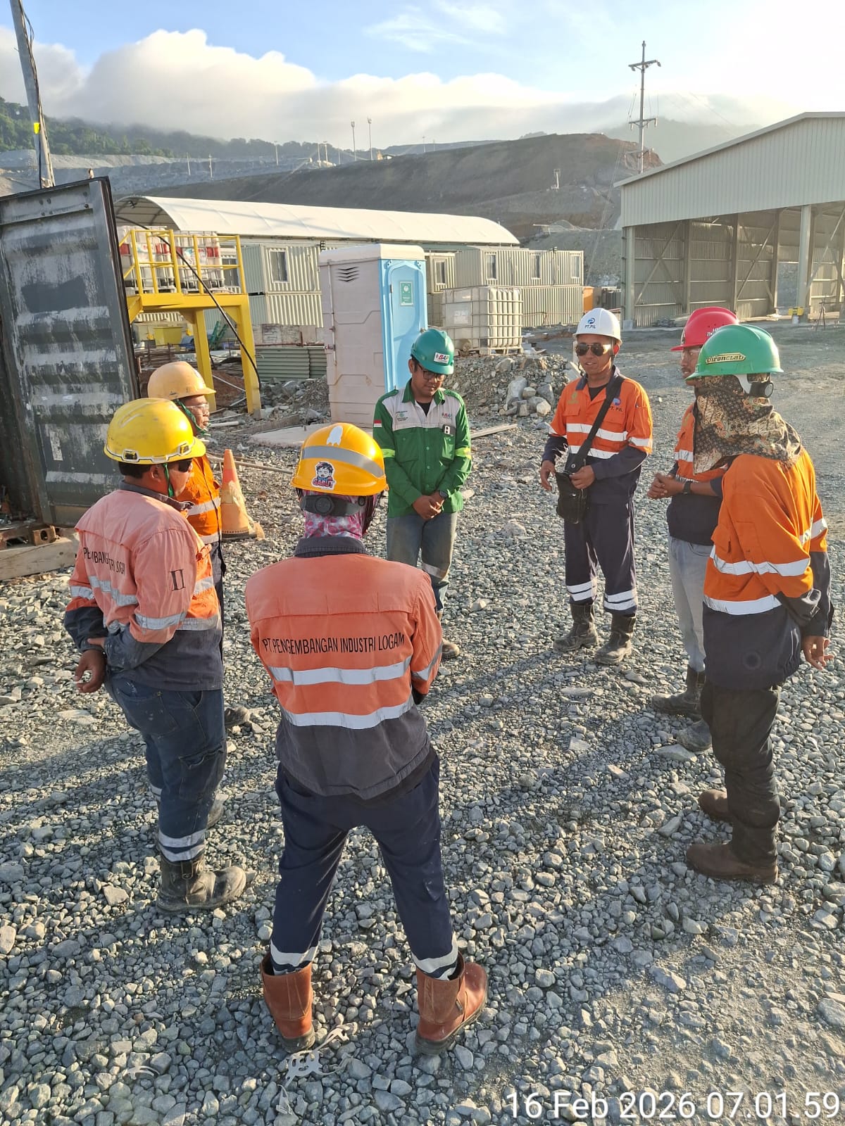 Briefing keselamatan kerja pagi toolbox meeting tim operasional PT KSBI di area site Maluk