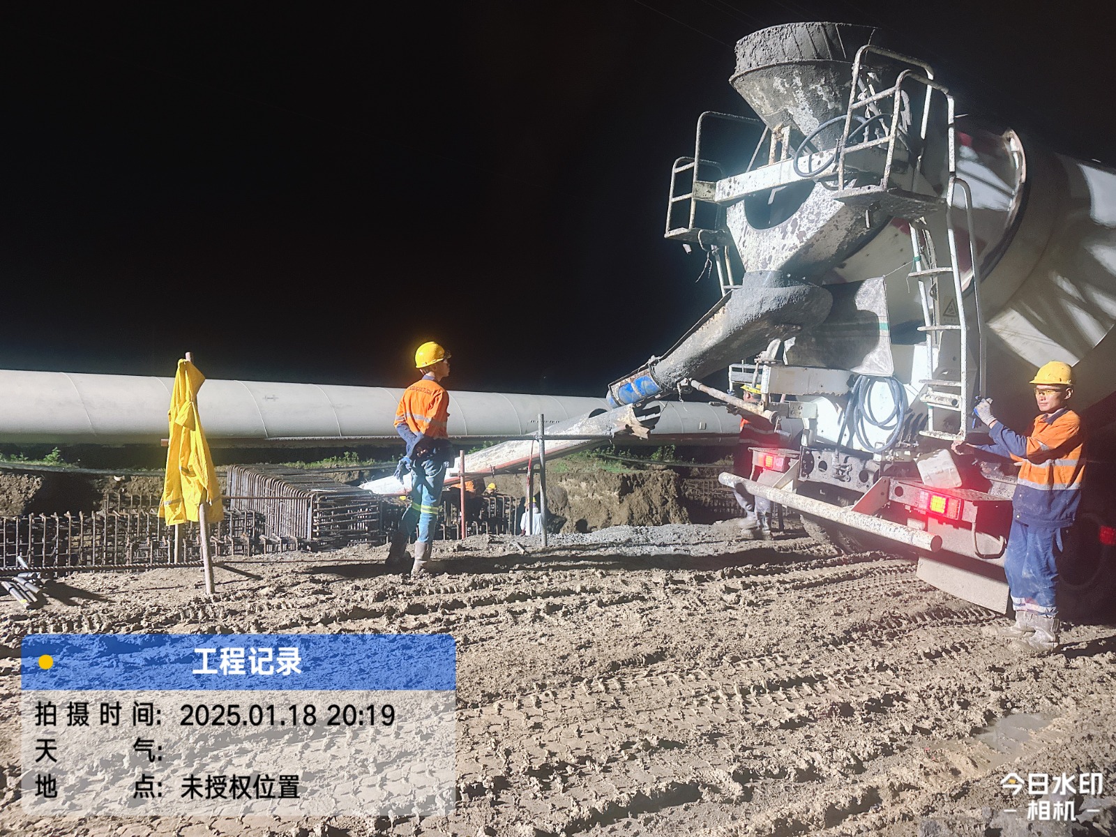 Operasi pengecoran beton malam hari struktur smelter tembaga AMIN dengan penerangan tower lamp oleh PT KSBI