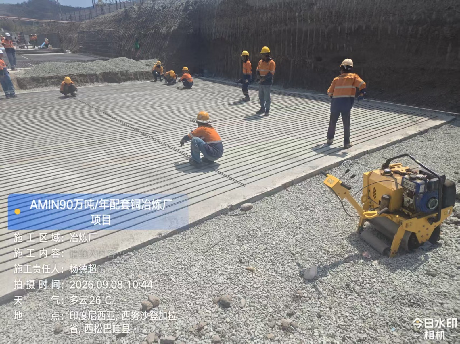 Perakitan tulangan rebar baja dinding penahan tanah proyek smelter tembaga AMIN oleh tenaga kerja PT KSBI